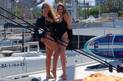 Velero and Bikini Girls | Despedidas de soltero en Barcelona | BCNStripClub